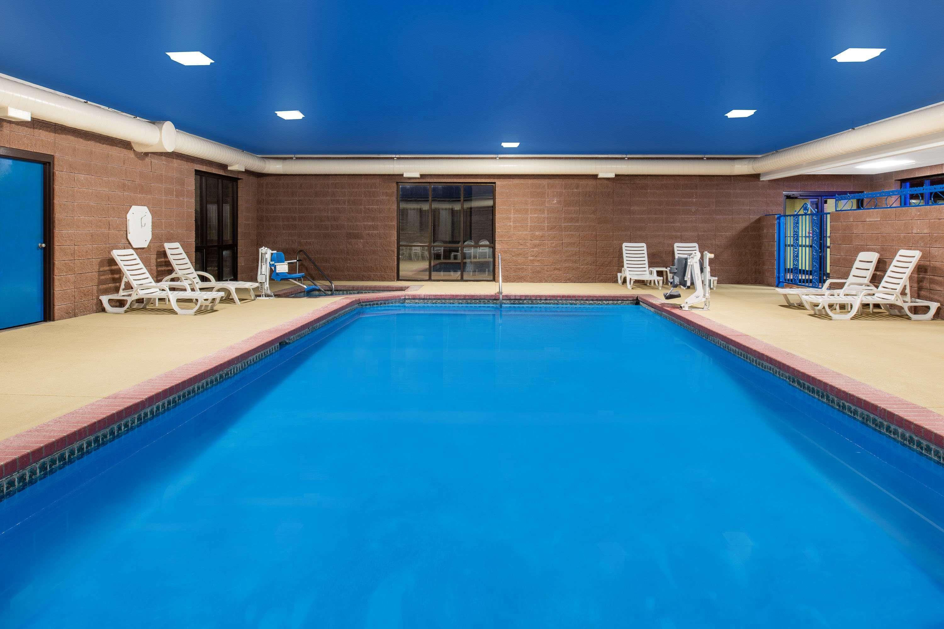 Days Inn By Wyndham Carthage Exterior photo