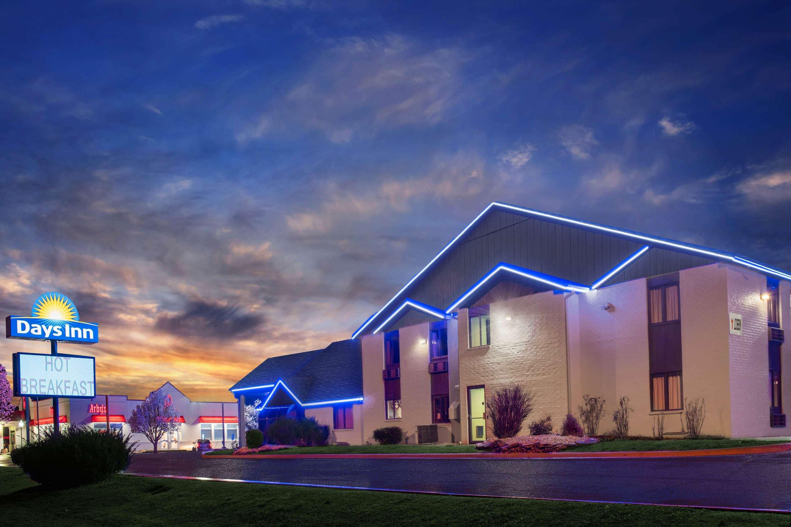Days Inn By Wyndham Carthage Exterior photo