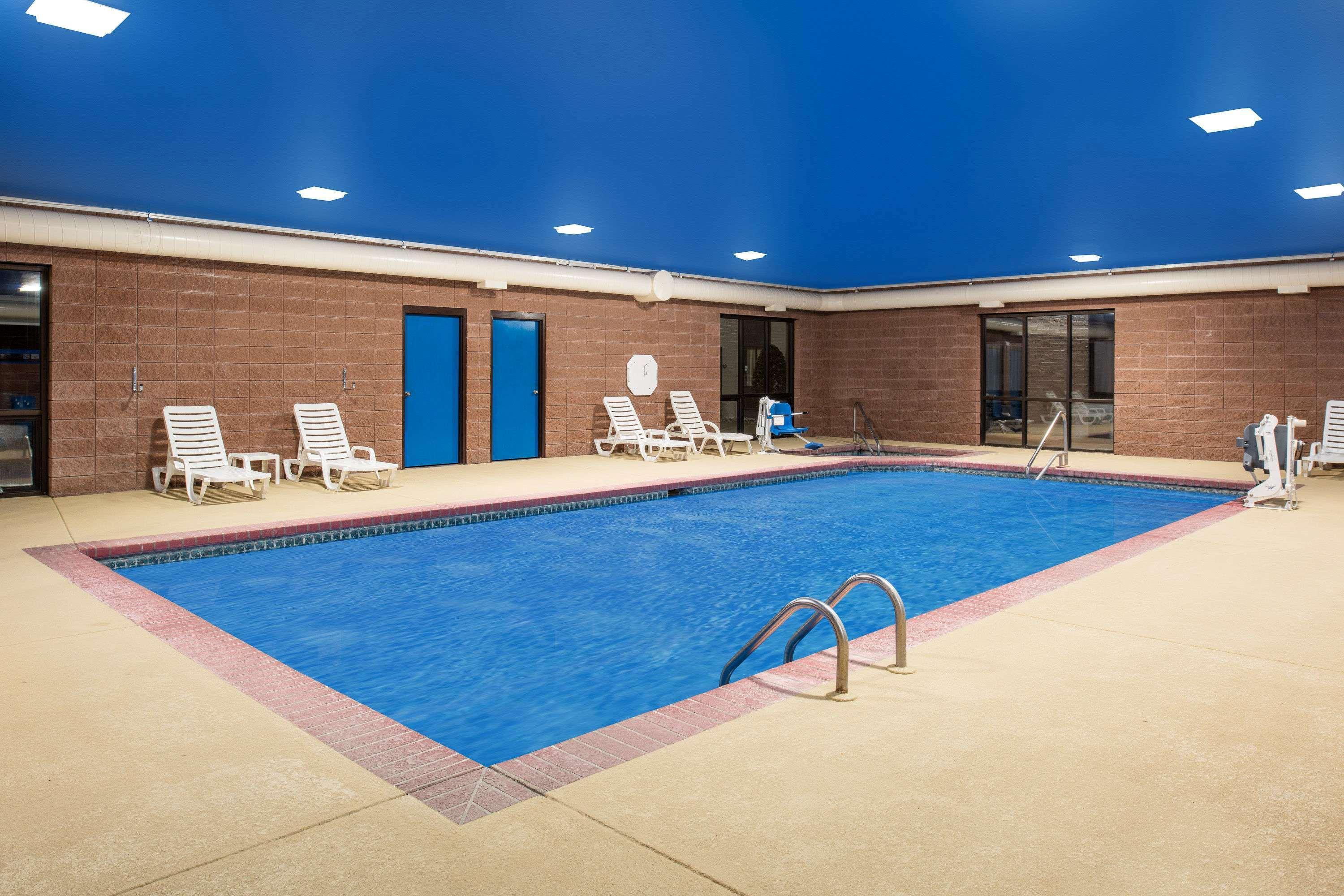 Days Inn By Wyndham Carthage Exterior photo