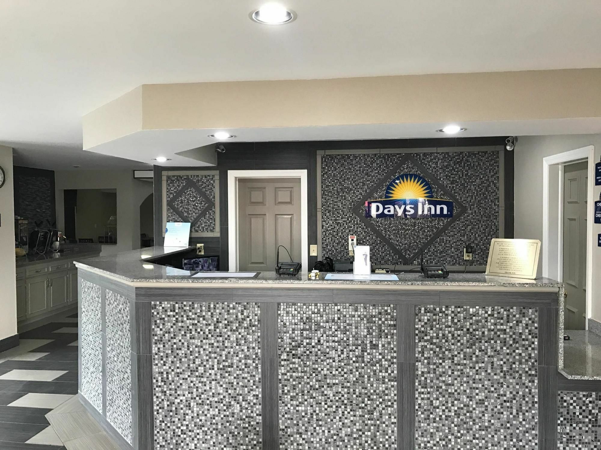 Days Inn By Wyndham Carthage Exterior photo